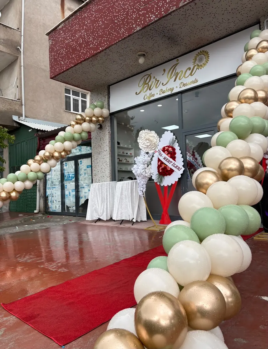 Açılış organizasyonu balon süslemesi, bistro masa ve karşılama alanı